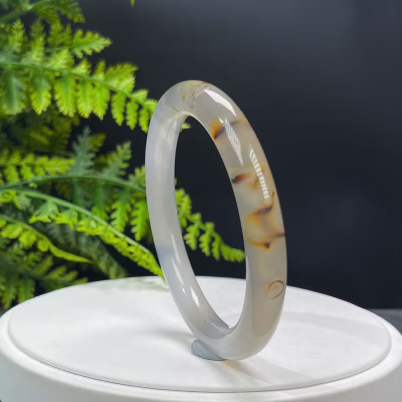 精品 淺灰瑪瑙手镯 64MM 冰潤起光飄花圓條玉髓手環 氣質百搭柔美