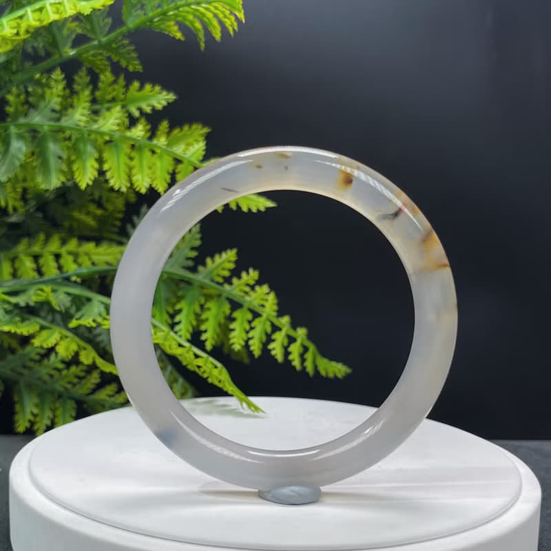 精品 淺灰瑪瑙手镯 64MM 冰潤起光飄花圓條玉髓手環 氣質百搭柔美
