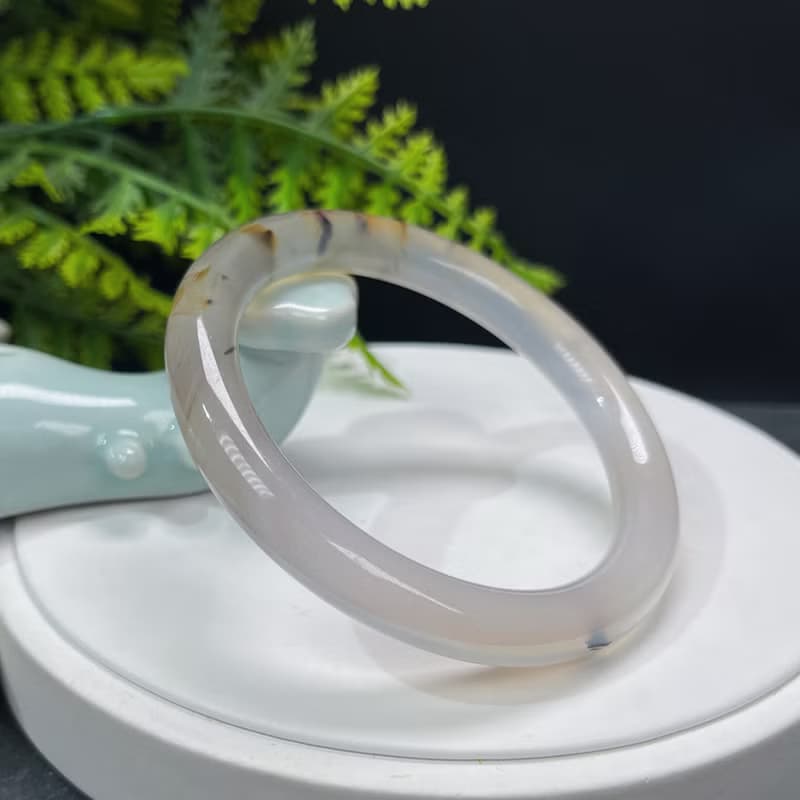 精品 淺灰瑪瑙手镯 64MM 冰潤起光飄花圓條玉髓手環 氣質百搭柔美