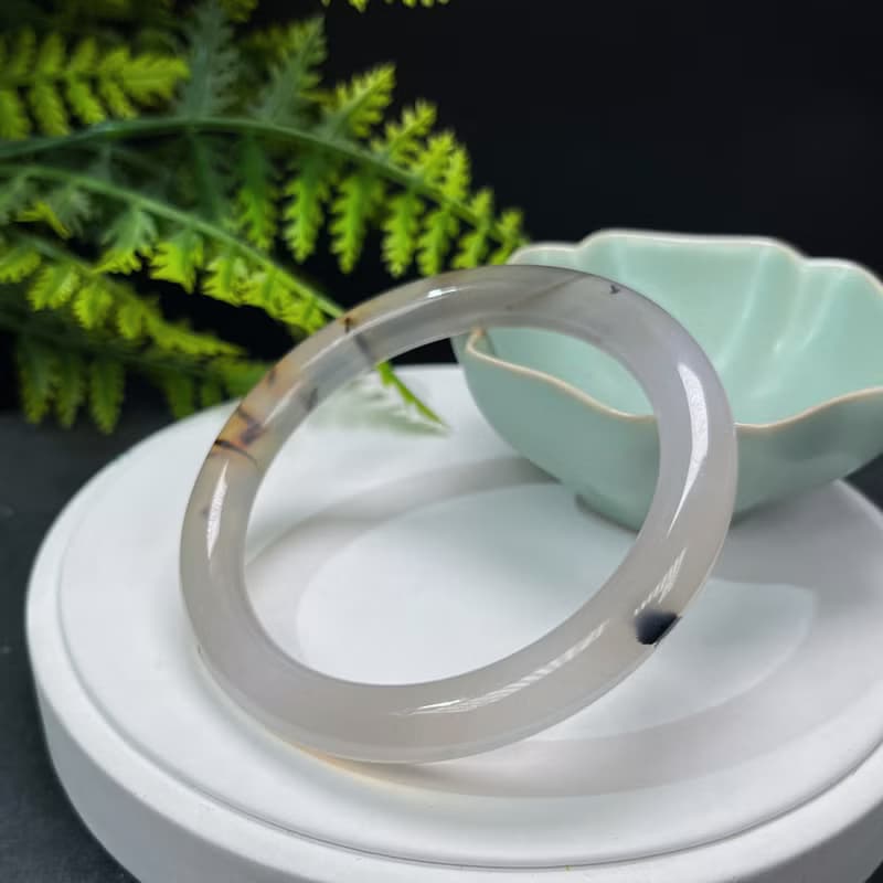 精品 淺灰瑪瑙手镯 64MM 冰潤起光飄花圓條玉髓手環 氣質百搭柔美