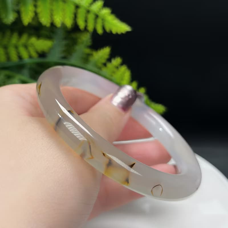 精品 淺灰瑪瑙手镯 64MM 冰潤起光飄花圓條玉髓手環 氣質百搭柔美