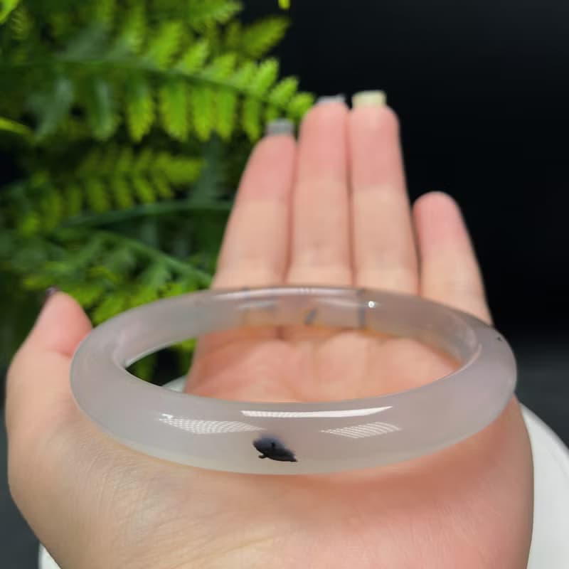 精品 淺灰瑪瑙手镯 64MM 冰潤起光飄花圓條玉髓手環 氣質百搭柔美