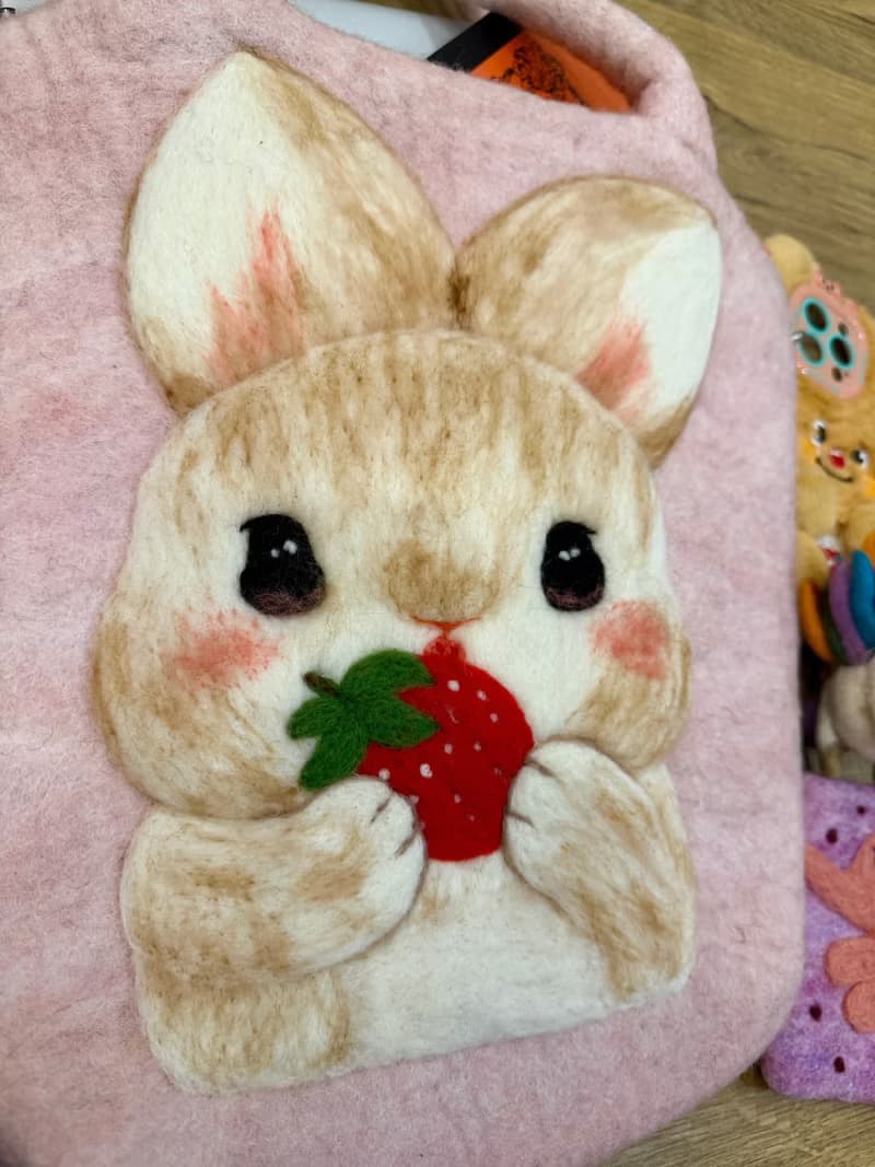 羊毛氈單肩包 文青小眾 插畫療癒森林風 手工製作 兔子包 草莓兔
