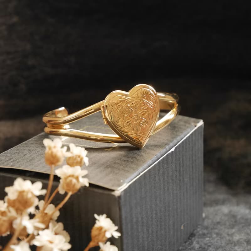 古董Avon 1993年金色雕花愛心Locket照片手環手鐲 原裝盒 BR297