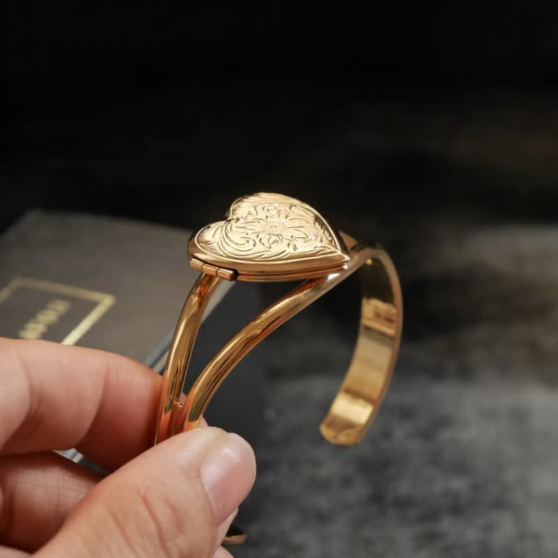 古董Avon 1993年金色雕花愛心Locket照片手環手鐲 原裝盒 BR297