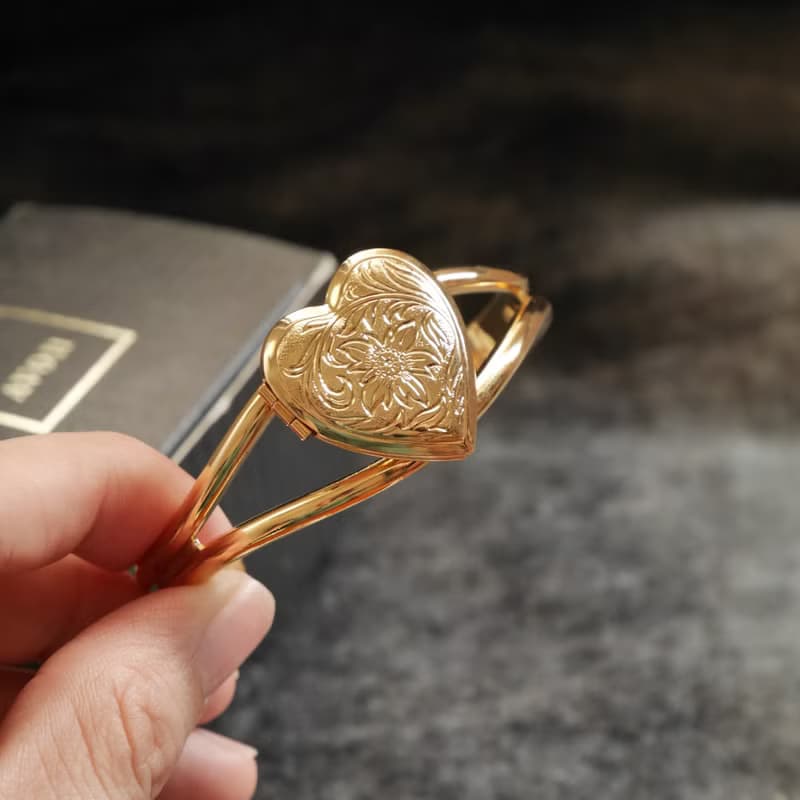 古董Avon 1993年金色雕花愛心Locket照片手環手鐲 原裝盒 BR297