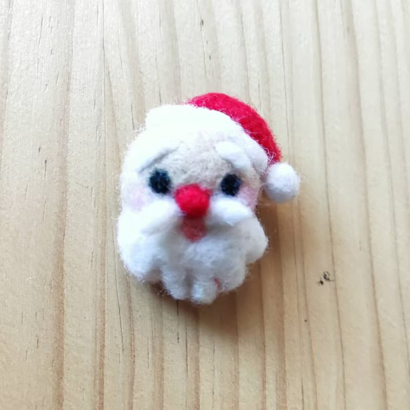 聖誕老公公羊毛氈別針 聖誕節配戴他參加派對吧!