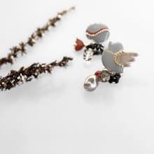 グレー 空見る鳥と輝く林檎のイヤリング/ピアス