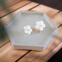 手鉤花耳夾。杏花