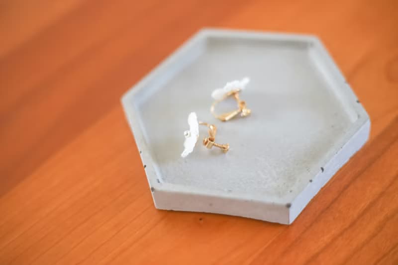 手鉤花耳夾。杏花