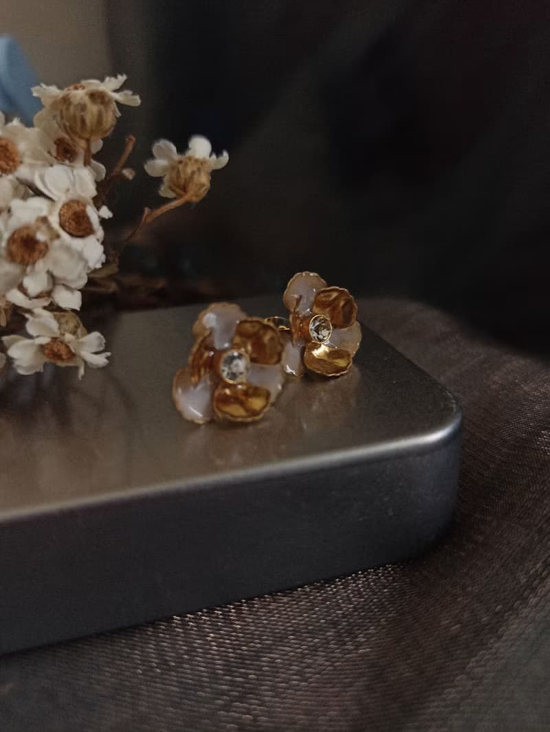 黃銅小花耳環  /白鋯石