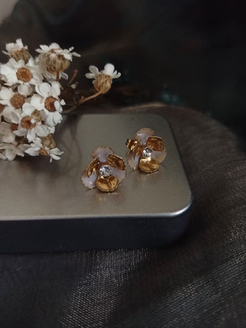 黃銅小花耳環  /白鋯石