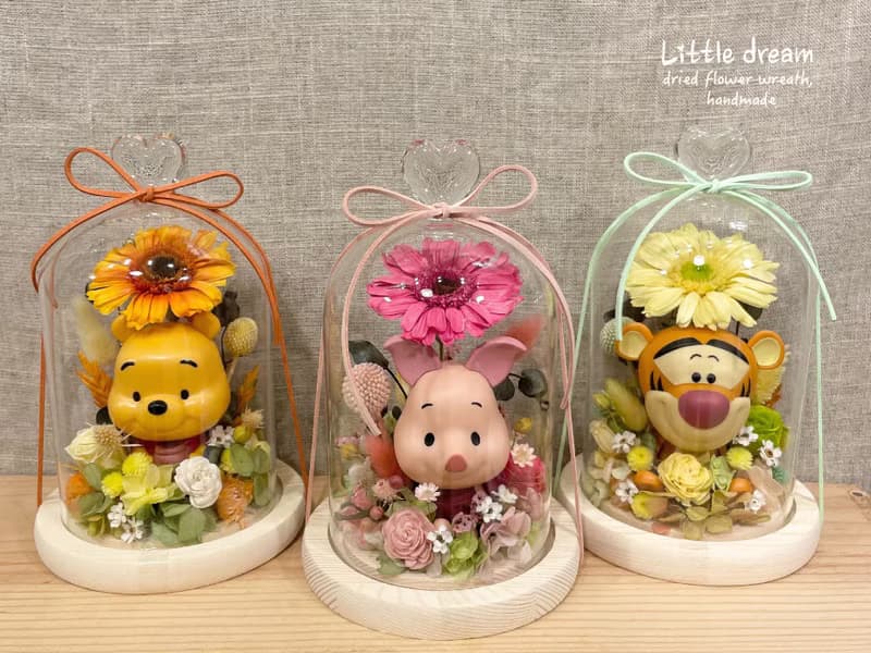 | 小夢境花藝 | 小熊維尼 永生花玻璃鐘罩 維尼的可愛花園