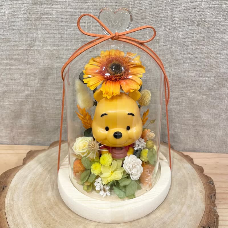| 小夢境花藝 | 小熊維尼 永生花玻璃鐘罩 維尼的可愛花園