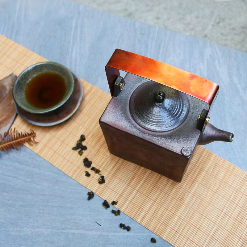 漢綠銅把提樑刻花方壺 新彩燒 柴燒 手作作品 茶壺 |  圭窯
