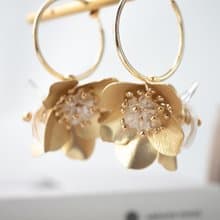 シャンパンゴールドフラワーフーケ　大ぶりイヤリング(ピアス)