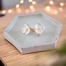 手鉤花耳夾。菫