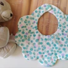 【11/14後出貨】花朵圍兜  綠色水彩點點 嬰兒圍兜 彌月禮物  雙