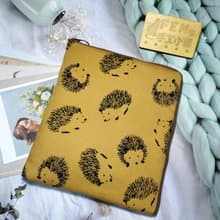 動物系列-日本棉布卡其色底刺猬款L型拉鍊袋加鋪棉-電子書保護套-