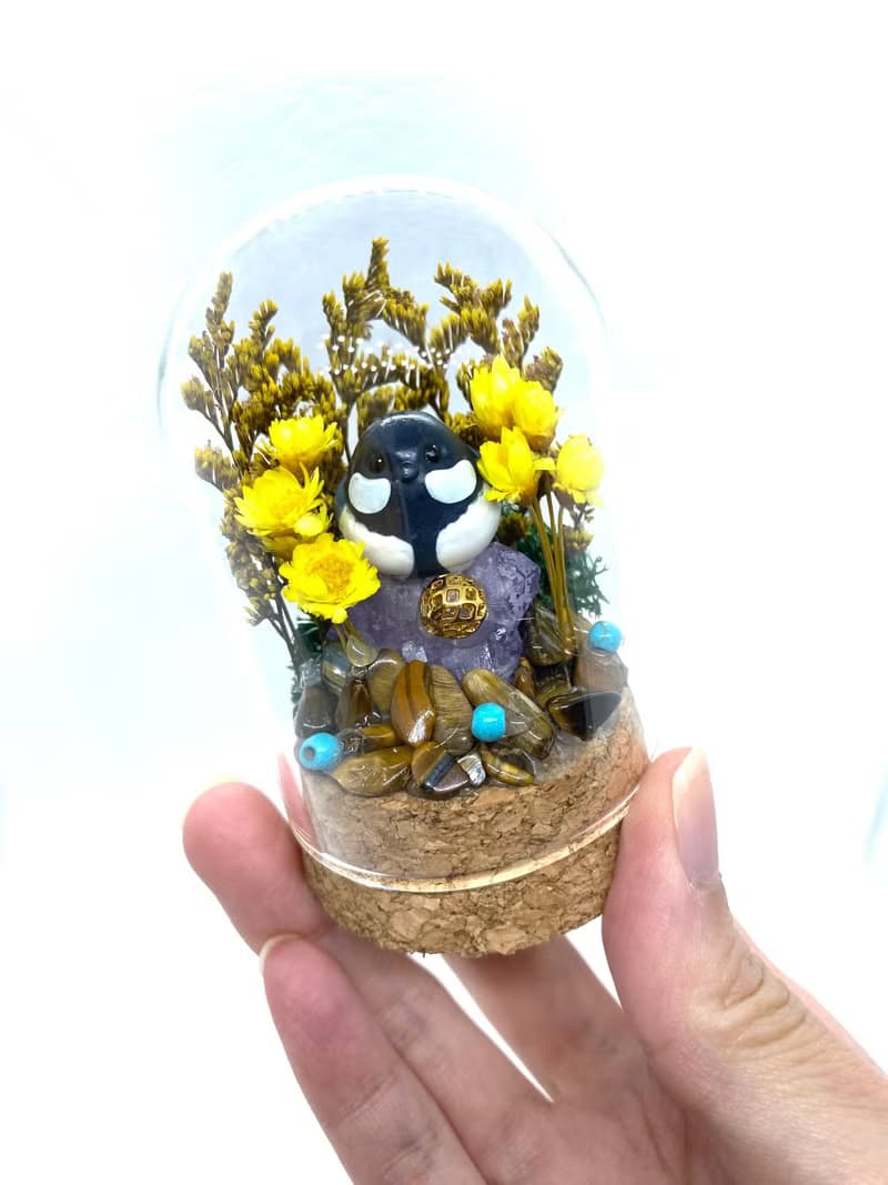 綠色森林。白頰山雀與紫水晶-手工玻璃罩公仔/水晶/乾燥花擺設