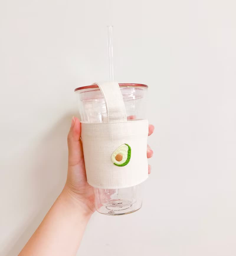 【小熊比比】酪梨刺繡米白飲料提袋