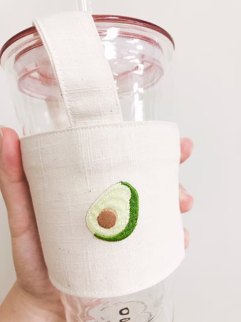 【小熊比比】酪梨刺繡米白飲料提袋