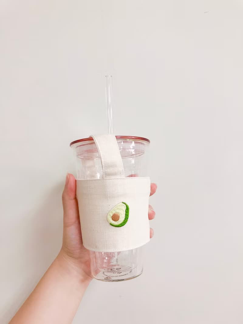【小熊比比】酪梨刺繡米白飲料提袋
