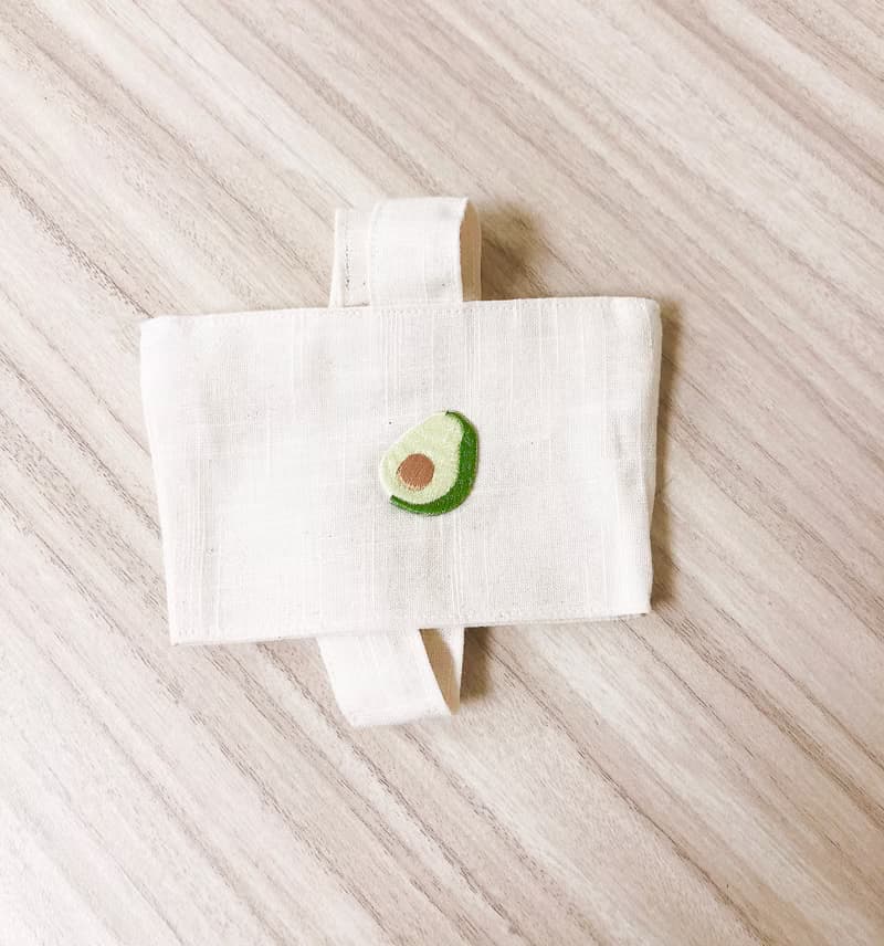 【小熊比比】酪梨刺繡米白飲料提袋