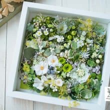 【特別な日のお祝い・誕生日・結婚祝い】カラフルフラワーズ_プリザーブドフラワーとアーティフィシャルフラワーのグリーンカラーフレーム25cmサイズ-ohanaba