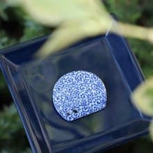 松榮堂新款香立  唐草紋 半圓形雙孔香立 日本製瓷器