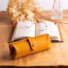Paka-glass Slim #Yellow イタリアンレザーの眼鏡ケース【入学祝】【就職祝】【カスタム可能なギフト】