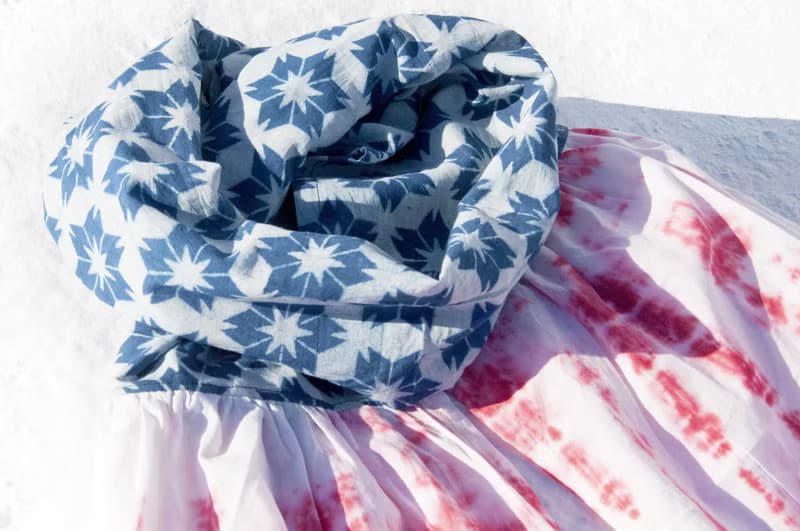 藍染絲巾/蠟染刺繡絲巾/植物染圍巾/indigo漸層綿線絲巾-藍色幾何