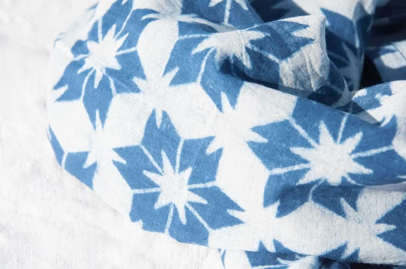 藍染絲巾/蠟染刺繡絲巾/植物染圍巾/indigo漸層綿線絲巾-藍色幾何