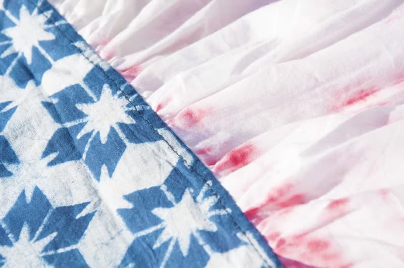 藍染絲巾/蠟染刺繡絲巾/植物染圍巾/indigo漸層綿線絲巾-藍色幾何