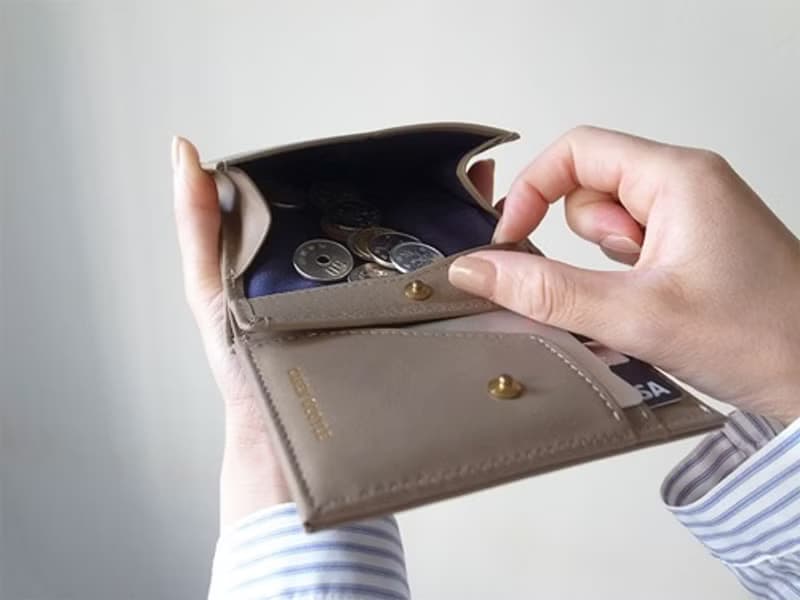 上質イタリア製革　小銭が取り出しやすい二つ折り財布 - Short Wallet - SAND BEIGE - CAREN QUYOYLE -