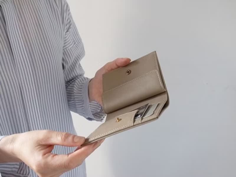 上質イタリア製革　小銭が取り出しやすい二つ折り財布 - Short Wallet - SAND BEIGE - CAREN QUYOYLE -