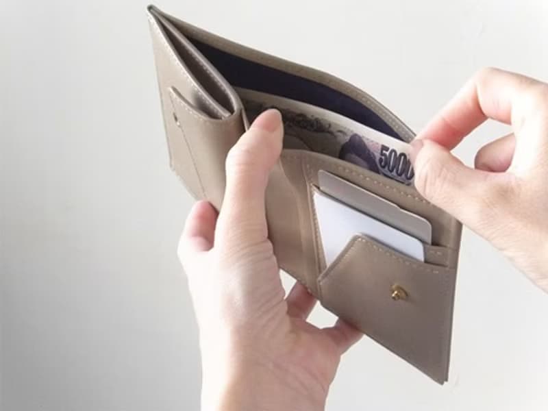 上質イタリア製革　小銭が取り出しやすい二つ折り財布 - Short Wallet - SAND BEIGE - CAREN QUYOYLE -