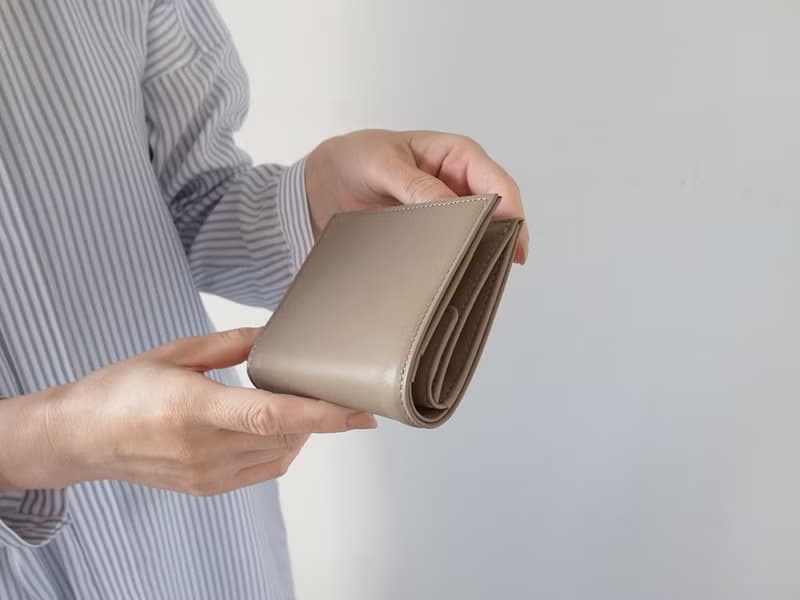 上質イタリア製革　小銭が取り出しやすい二つ折り財布 - Short Wallet - SAND BEIGE - CAREN QUYOYLE -