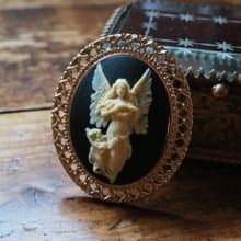 カメオのブローチネックレス 翼を広げる天使 ブラック　繊細 エンジェル フェアリー チョコレート カード 黒 蝶 女の子 少女 乙女 上品 優雅 クラシカル