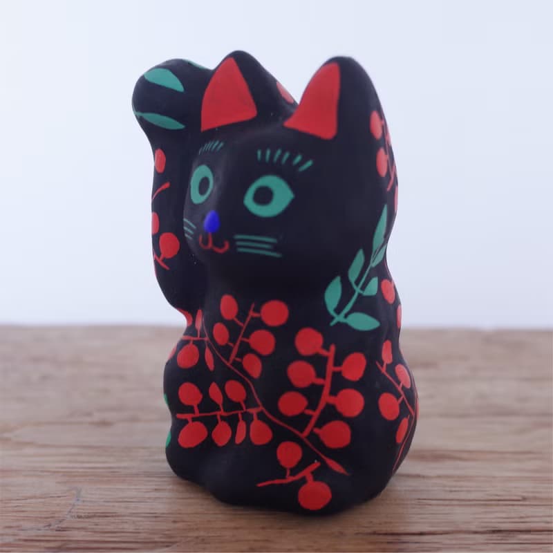 招き猫　南天柄黒　右手招き