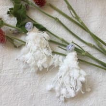 毛毛耳環【噗拉匹】系列白色款 紫色真花圓形耳針配上蓬蓬的白色