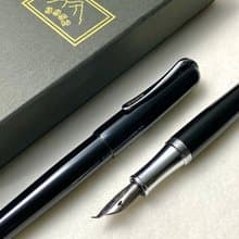 3952老山羊-BON1 曜石黑 亮面鋼琴烤漆 彈鋼書法尖鋼筆