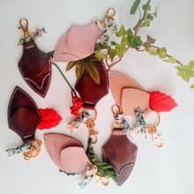 本革ー手縫いーリバテープリントリボンのポケットキーホルダー－チョコ－花柄