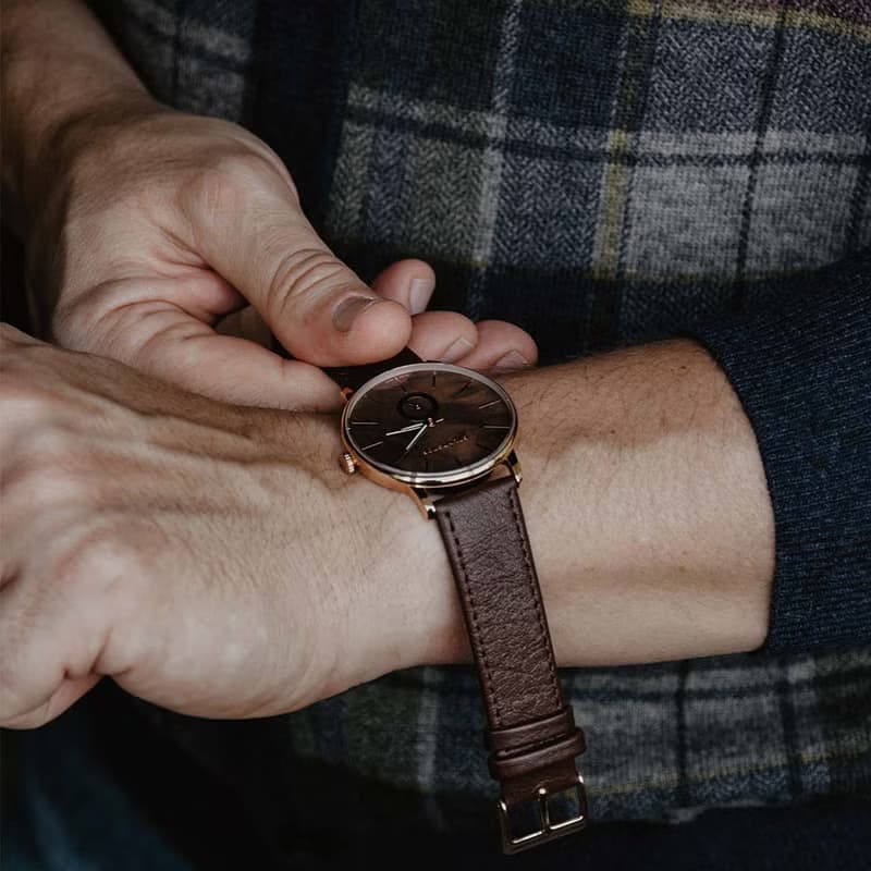 GRUNDSTOF 沉穩經典原木手錶 - 核桃木節 40mm 黃銅金 咖啡皮帶