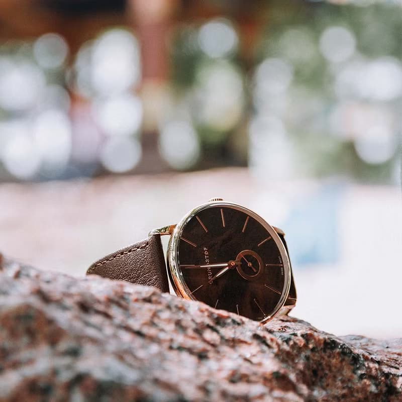 GRUNDSTOF 沉穩經典原木手錶 - 核桃木節 40mm 黃銅金 咖啡皮帶