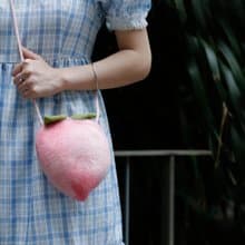 軻人手工毛氈桃子包單肩斜跨手提小包純羊毛迷你可愛甜美少女包