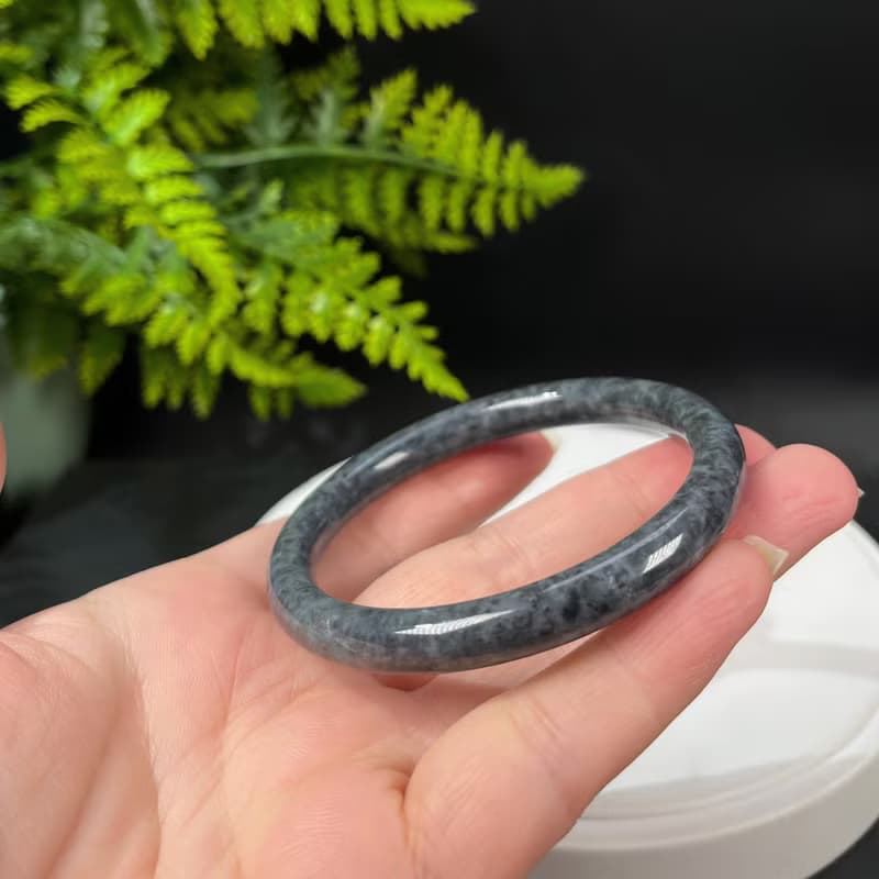 福利款 烏雞翡翠手鐲 58MM 黑白相融飄花 緬甸A貨 玉手環 附證書