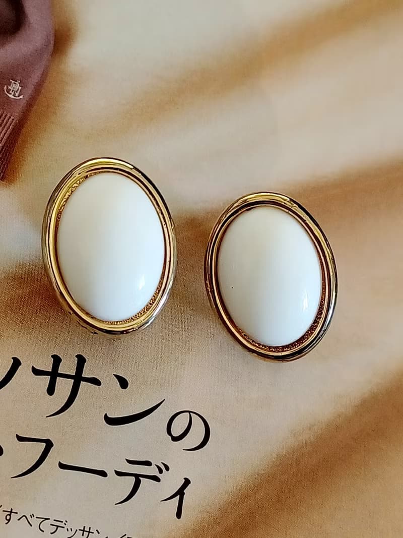 vintage jewelry SARAH COV 氣質橢圓白色賽珞珞 夾式耳環