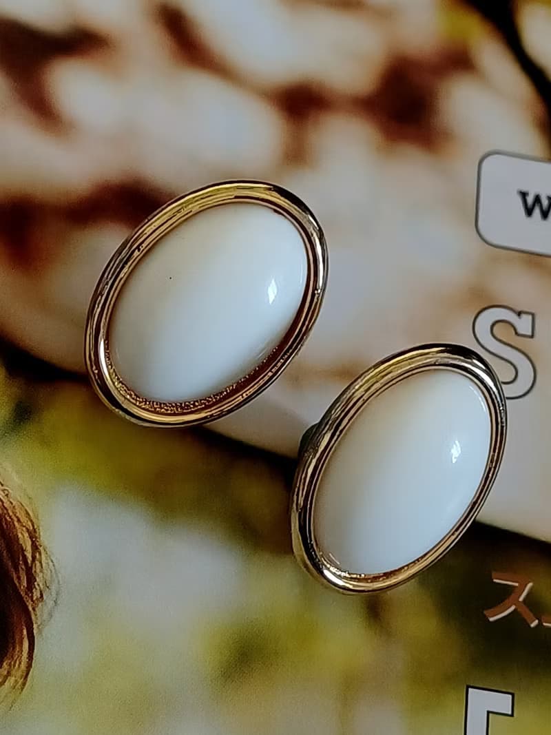 vintage jewelry SARAH COV 氣質橢圓白色賽珞珞 夾式耳環