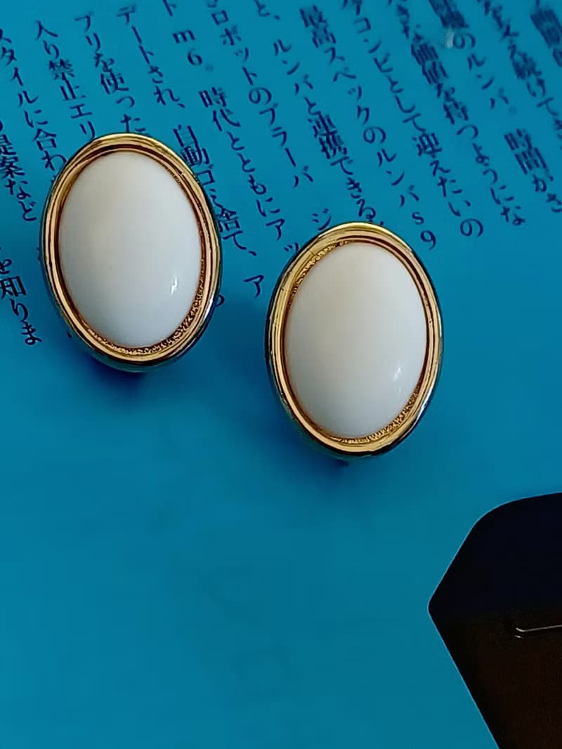 vintage jewelry SARAH COV 氣質橢圓白色賽珞珞 夾式耳環